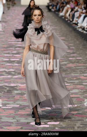 Paris, Frankreich. 04th juillet 2023. CHANEL haute Couture piste automne-hiver 2023 pendant la semaine de la haute Couture du 2023 juillet - Paris; France 04/07/2023 crédit: dpa/Alay Live News Banque D'Images