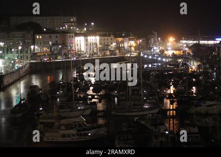 Port et ville de Ramsgate par une nuit humide et pluvieuse, à Thanet, Kent, Royaume-Uni. Banque D'Images