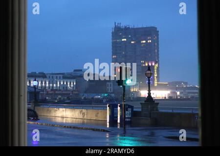 Margate, Royaume-Uni - 4 juillet 2023 : temps sombre sur le front de mer de Margate, en regardant vers Arlington House et Dreamland, dans le Kent, Royaume-Uni. Banque D'Images