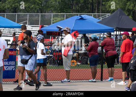 les parents d'athlétisme et les fans qui regardent et encouragent leurs enfants. Banque D'Images