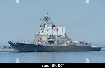 Le destroyer à missiles guidés de classe Arleigh Burke USS Momsen (DDG 92) arrive à Port Angeles, Washington, 3 juillet 2023. Le navire est en visite dans la ville lors de sa célébration du 4 juillet pour offrir aux citoyens l'occasion de rencontrer des marins et de voir de première main les dernières capacités des services maritimes d'aujourd'hui. (É.-U. Photo de la marine par le spécialiste des communications de masse 1st classe Heather C. Wamsley) Banque D'Images