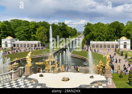 Russie, Saint-Pétersbourg. 09 juin 2023 : Peterhof, cascade de fontaine, monument historique Banque D'Images