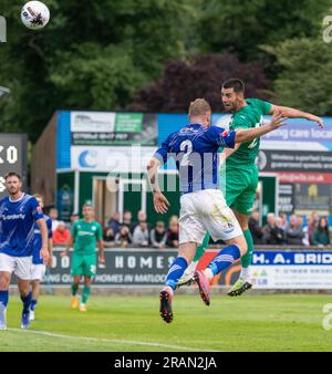 Matlock, Derbyshire, Angleterre 4th juillet 2023. Joe Quigley, attaquant de Chesterfield, remporte une affiche supérieure lors du Matlock Town football Club V Chesterfield football Club au Proctor Cars Stadium, en pré-saison (photo : ©Cody Froggatt/Alamy Live news) Banque D'Images