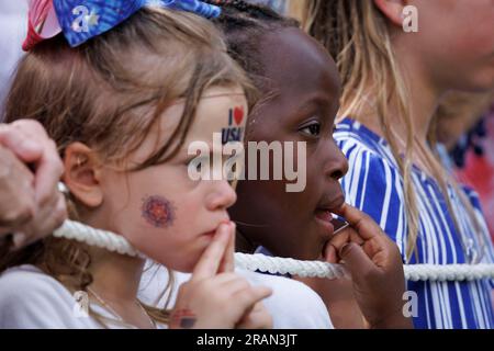 Washington, DC. 4th juillet 2023. Participant à un événement du 4 juillet sur la pelouse sud de la Maison Blanche à Washington, DC, mardi, 4 juillet 2023. Le président Biden est l'hôte de l'événement pour les familles, les aidants et les survivants militaires et vétérans afin de célébrer le jour de l'indépendance. Credit: Ting Shen/Pool via CNP/dpa/Alay Live News Banque D'Images