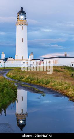 Coucher de soleil sur le Mull de Galloway Lighthouse, Mainland, Écosse, Royaume-Uni Banque D'Images