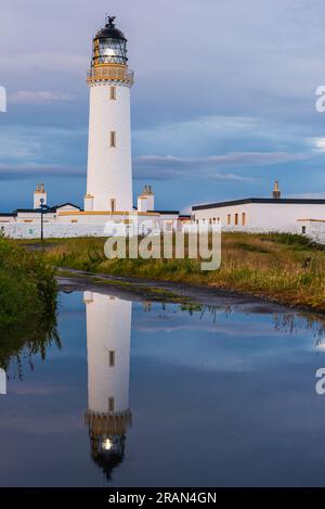 Coucher de soleil sur le Mull de Galloway Lighthouse, Mainland, Écosse, Royaume-Uni Banque D'Images