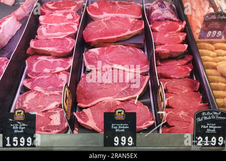 Lake Elsinore, CA, USA - 3 juillet 2023 : coupes de viande dans le département de boucherie montrant des prix élevés de la viande. Banque D'Images