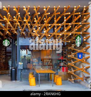 Fukuoka, Japon - novembre 30 2022 : le Starbucks Dazaifu Tenmangu Omotesando présente de superbes boiseries traditionnelles avec une touche moderne, il est situé juste à côté Banque D'Images