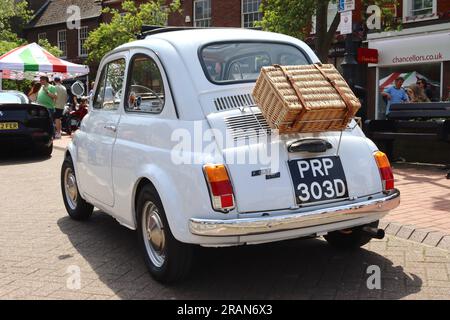 Fiat 500 restaurée de 1966, dormant au soleil, avec panier pique-nique en osier monté sur le capot moteur lors d'un événement de voiture italienne, mai 2023. Banque D'Images