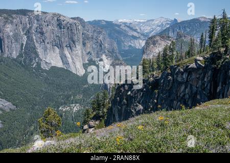 Une vue sur le paysage sauvage avec les montagnes de la Sierra Nevada et la vallée de Yosemite dans le parc national de Yosemite en Californie, États-Unis. Banque D'Images