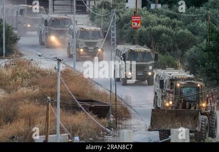 Djénine, Palestine. 04 juillet 2023. Des dizaines de véhicules militaires israéliens quittent le camp de réfugiés de Djénine, tandis que des dizaines d ' autres véhicules prennent d ' assaut le camp en même temps. Les responsables palestiniens de la santé ont déclaré qu’au moins 10 Palestiniens avaient été tués lors de raids et de frappes aériennes israéliens. Le porte-parole de l'armée, le contre-amiral Daniel Hagari, a déclaré qu'Israël avait lancé l'opération parce que quelque 50 attaques au cours de l'année écoulée avaient émané de Djénine. (Photo de Nasser Ishtayeh/SOPA Images/Sipa USA) crédit : SIPA USA/Alamy Live News Banque D'Images