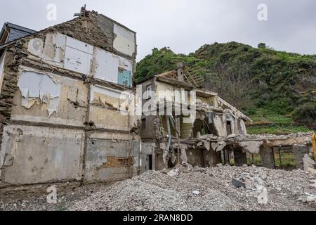 PRODUCTION - 28 juin 2023, Rhénanie-Palatinat, Mayschoß : partiellement démoli est le bâtiment d'un hôtel à Mayschoß, qui a été en grande partie détruit pendant l'inondation. De nombreux bâtiments dans les villes touchées par les inondations sont encore en cours de rénovation ou attendent d'être démolis. Deux ans après la vague meurtrière des inondations, plusieurs maisons complètement détruites sont toujours debout dans la vallée de l’Ahr. Dans le même temps, de nombreux endroits sont en cours de reconstruction. La vie revient - mais lentement. (À dpa : 'échafaudage et ruines : la reconstruction dans la vallée de l'Ahr traînes') photo : Boris Roessler/dpa Banque D'Images