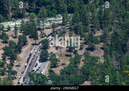 La vue de la circulation encombrée avec de nombreuses voitures sur la route en été dans le parc national de Yosemite, en Californie - vue d'en haut. Banque D'Images