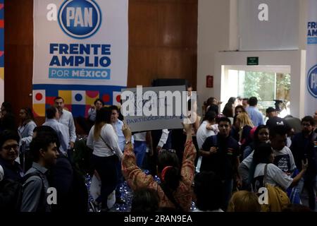 Mexico, Mexique. 04 juillet 2023. 4 juillet 2023, Mexico, Mexique : les partisans du Parti d'action nationale soutiennent les candidats à la présidence du Mexique au siège du parti à Mexico. Le 4 juillet 2023 à Mexico, Mexique (photo de Luis Barron/Eyepix Group/Sipa USA). Crédit : SIPA USA/Alamy Live News Banque D'Images