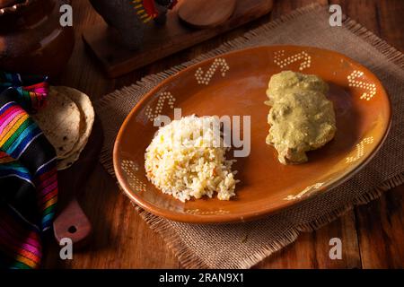 Pipian, également connu sous le nom de Mole Verde, nourriture du Mexique et d'autres pays d'Amérique latine, viande de poulet baignée dans la sauce mole à base de graines de citrouille, drie Banque D'Images