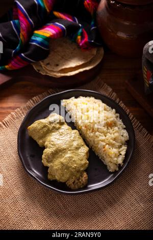 Pipian, également connu sous le nom de Mole Verde, nourriture du Mexique et d'autres pays d'Amérique latine, viande de poulet baignée dans la sauce mole à base de graines de citrouille, drie Banque D'Images