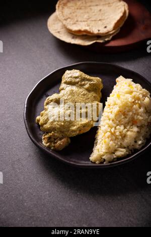 Pipian, également connu sous le nom de Mole Verde, nourriture du Mexique et d'autres pays d'Amérique latine, viande de poulet baignée dans la sauce mole à base de graines de citrouille, drie Banque D'Images