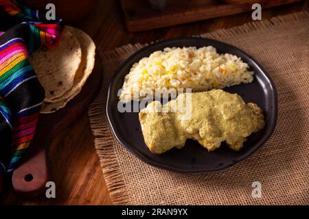 Pipian, également connu sous le nom de Mole Verde, nourriture du Mexique et d'autres pays d'Amérique latine, viande de poulet baignée dans la sauce mole à base de graines de citrouille, drie Banque D'Images