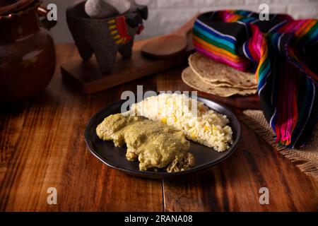 Pipian, également connu sous le nom de Mole Verde, nourriture du Mexique et d'autres pays d'Amérique latine, viande de poulet baignée dans la sauce mole à base de graines de citrouille, drie Banque D'Images