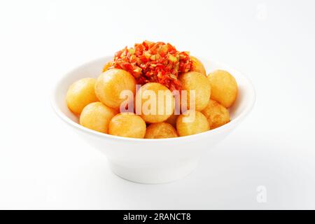 Œuf de caille frit, isolé sur fond blanc. Banque D'Images