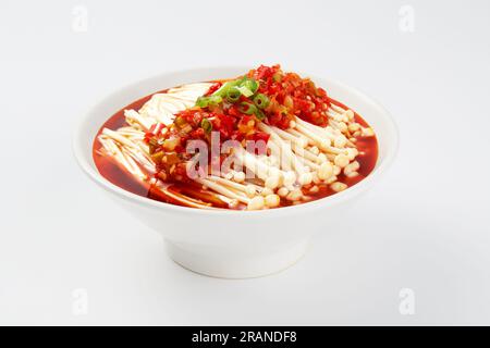 Champignons enoki , isolé sur fond blanc. Banque D'Images