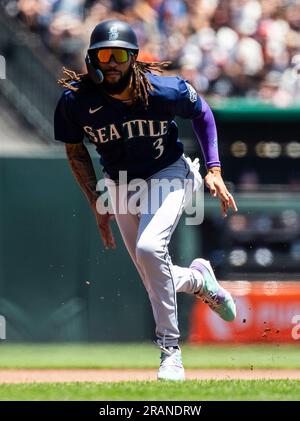 Juillet 04 2023 San Francisco CA, États-Unis Seattle Shortstop J.P. Crawford (3) court sur la deuxième base lors du match MLB entre les Mariners de Seattle et les Giants de San Francisco à Oracle Park San Francisco Calif. Thurman James/CSM Banque D'Images