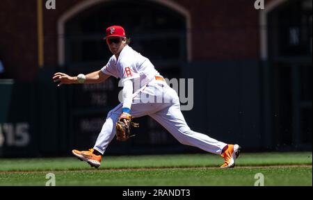 Juillet 04 2023 San Francisco CA, États-Unis Arrêt court-circuité de San Francisco Casey Schmitt (6) joue dans le champ intérieur pendant le match MLB entre les Mariners de Seattle et les Giants de San Francisco à Oracle Park San Francisco Calif. Thurman James/CSM Banque D'Images