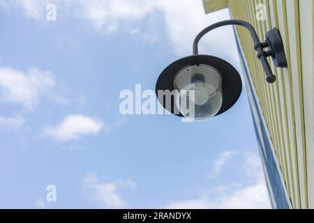 Lampe extérieure de la maison avec ciel bleu en arrière-plan Banque D'Images