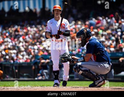 Juillet 04 2023 San Francisco CA, États-Unis Terrain central de San Franciscio Mike Yastrzemski(5) à la batte pendant le match MLB entre les Mariners de Seattle et les Giants de San Francisco à Oracle Park San Francisco Calif. Thurman James/CSM Banque D'Images