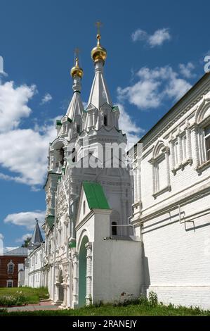 Eglise de porte en l'honneur de l'icône de la mère de Dieu de Kazan. L'entrée centrale du couvent de la Sainte Trinité à Murom, fondé en 1643. Banque D'Images