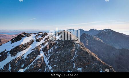 Randonneur à la conquête de Cuillin Ridge enneigée, île de Skye, Écosse Banque D'Images