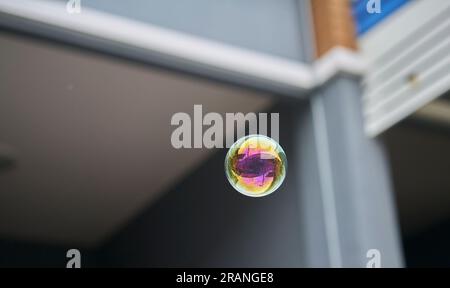Une bulle flottante avec des reflets d’une maison, image conceptuelle, bulle immobilière. Banque D'Images