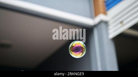 Une bulle flottante avec des reflets d’une maison, image conceptuelle, bulle immobilière. Banque D'Images