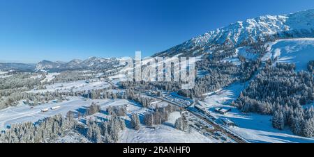 Vue aérienne sur la merveilleuse station de ski de Bad Hindelang-Oberjoch par une belle journée en hiver Banque D'Images