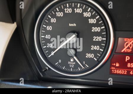 Plan rapproché d'une jauge de carburant diesel et d'un tableau de bord de vitesse dans une voiture Banque D'Images