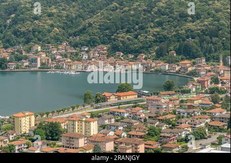 Vue aérienne du centre de Porto Ceresio, Varese, Italie Banque D'Images