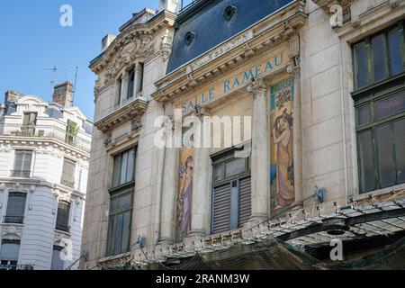 France, Lyon, 2023-06-28. Peinture murale sur la façade de la salle Rameau. Photographie de Franck CHAPOLARD. Banque D'Images