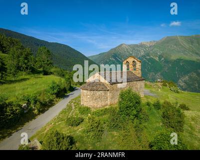 Vue aérienne de l'ermitage roman de Sant Quirc de Durro et ses environs dans la vallée de Vall de Boí, Alta Ribagorça, Lleida, Catalogne Espagne Banque D'Images