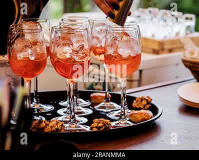 barmaid prépare un cocktail alcoolisé d'été avec de la glace - aperol spritz Banque D'Images