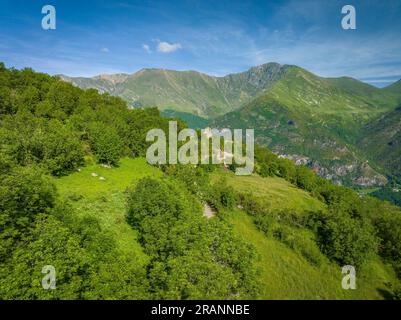 Vue aérienne de l'ermitage roman de Sant Quirc de Durro et de ses environs dans la vallée de Vall de Boí. Alta Ribagorça, Lleida, Catalogne Espagne Banque D'Images