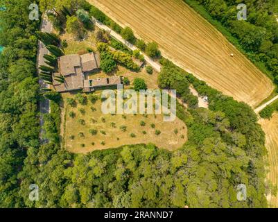 Vue aérienne des environs ruraux de CAN Morgat en été, près du lac de Banyoles (Pla de l'Estany, Gérone, Catalogne, Espagne) Banque D'Images