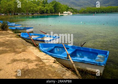 Bateaux sur la rive du lac de Banyoles (Pla de l'Estany, Gérone, Catalogne, Espagne) ESP : Barcas a la orilla del Lago de Bañolas (Gérone, España) Banque D'Images