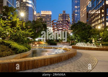 Parc et fontaines au complexe de bâtiments Hudson yards en soirée. Été à Midtown West, Manhattan, New York Banque D'Images