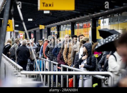 SCHIPHOL - voyageurs à la station de taxi de l'aéroport de Schiphol. Seul un trafic aérien très limité est possible en raison des mauvaises conditions météorologiques. En raison d'une combinaison de fortes rafales de vent, de pluie et de mauvaise visibilité, la compagnie aérienne KLM doit annuler 207 vols. ANP KOEN VAN WEEL netherlands Out - belgique Out Banque D'Images