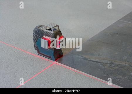 Laser de ligne et carrelage de sol sur chape d'une maison Banque D'Images