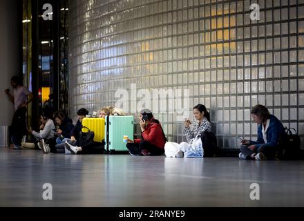 SCHIPHOL - voyageurs à l'aéroport de Schiphol. Seul un trafic aérien très limité est possible en raison des mauvaises conditions météorologiques. En raison d'une combinaison de fortes rafales de vent, de pluie et de mauvaise visibilité, la compagnie aérienne KLM doit annuler 207 vols. ANP KOEN VAN WEEL netherlands Out - belgique Out Banque D'Images