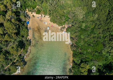 La plage de la baie de Cifutna sur l'île de Rab, Croatie Banque D'Images