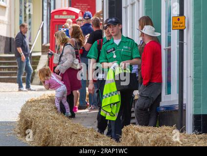 Deux jeunes secouristes de l'Ambulance St John marchent sur le trottoir lors d'une course de soapbox Banque D'Images