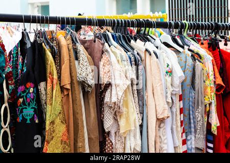 Rail avec des vêtements vintage, seconde main à Upper Gardner Street Market, Brighton, Angleterre Banque D'Images