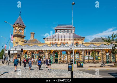 Les gens traversent la rue en face de la gare d'Eastbourne. Eastbourne, East Sussex, Angleterre Banque D'Images
